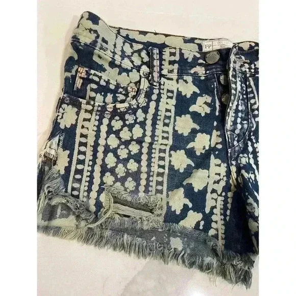 Women's Free People Ends Meet Printed Denim Cutoff Size 26 Mantra Bali Shorts - Picture 2 of 5